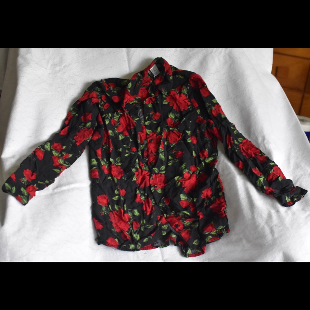Trendy Rose-Patterned Black Button Up